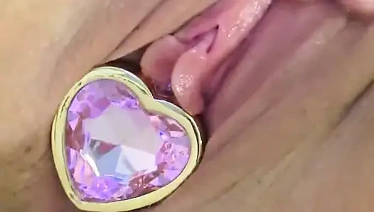 Sexy MILF Steckt Analplug in Ihre Nackte Muschi in Der Badewanne Ein...