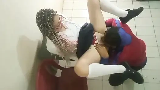 Ürpertici ve gerçek bir kız öğrenci sınıfın ortasında matematik öğretmeniyle götünü sikiyor