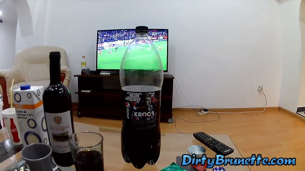 Un tip bătrân comandă o cafea și o fute pe soția curvă în timp ce soțul ei îi privește și apoi li se alătură - 2 scene