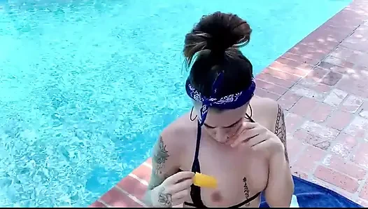 Ateşli ve kıllı yaz bikinisi