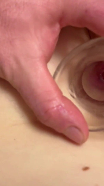 Dubur ternganga dengan palam dubur kaca untuk rakan sebilik blonde saya | Klip 2