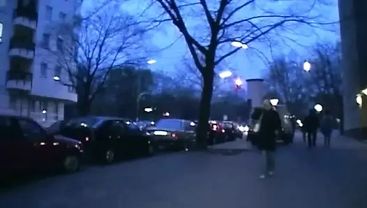 Блондинка раздвигает свежую сперму по ее телу