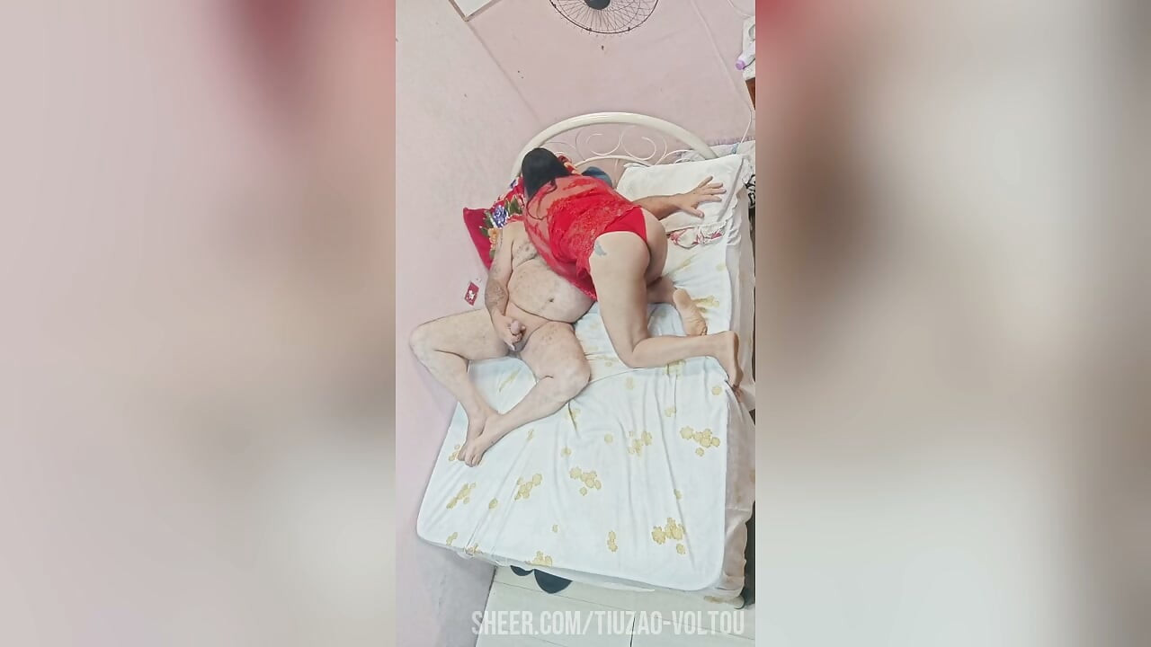 유혹적인 브루넷이 크라운을 원해