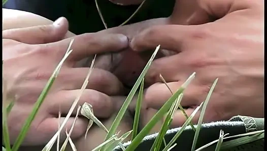 Cewek semok ini dientot kontol besar pria kulit putih di halaman