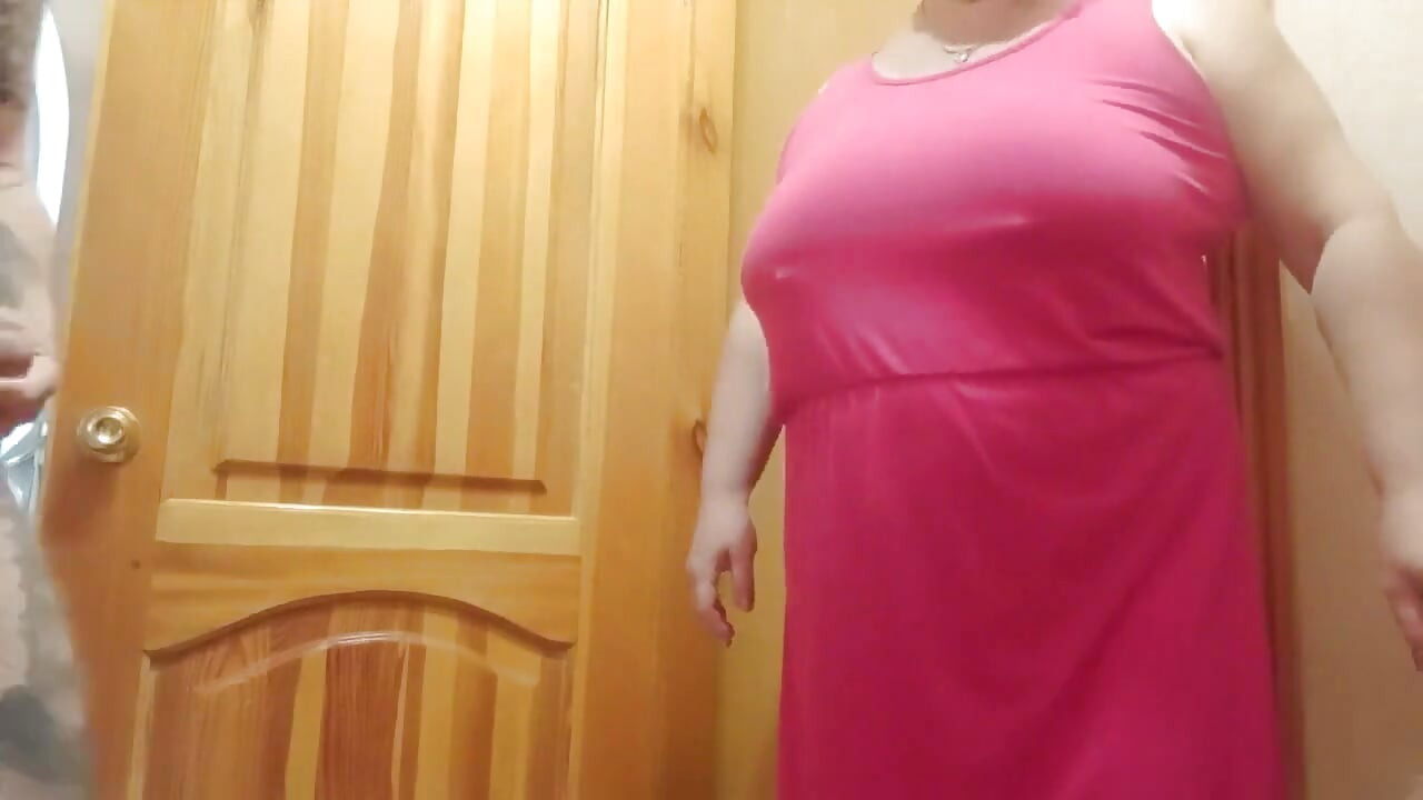 택배 기사가 소포를 가져와서 따먹고 자지를 빨아.