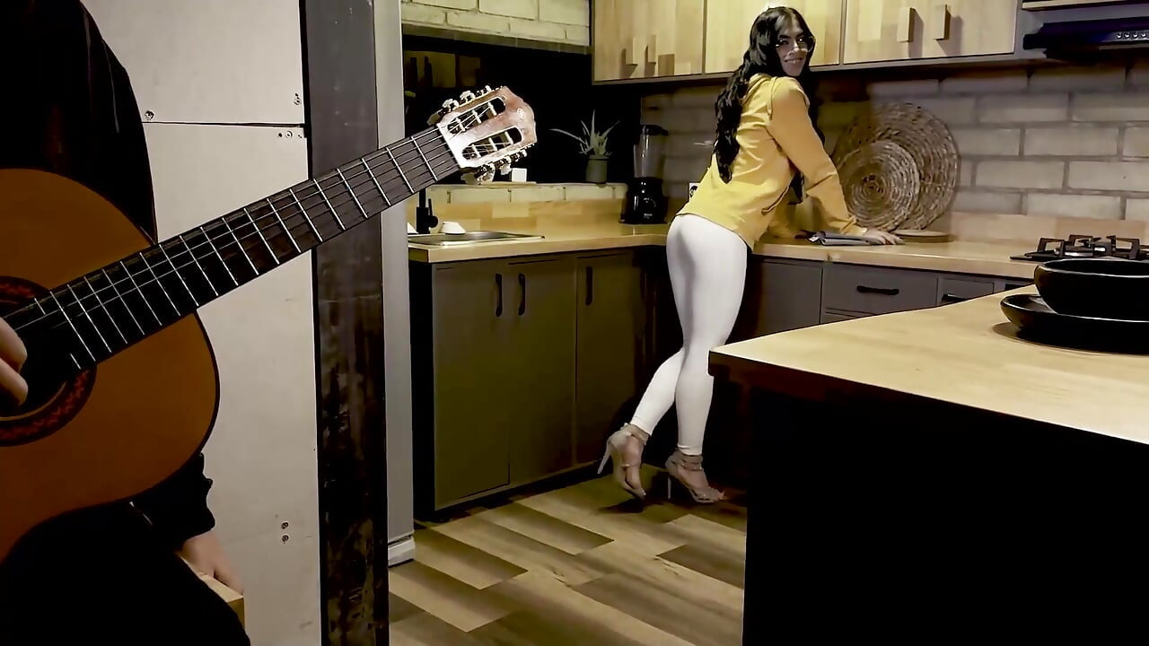 สาวโคลอมเบียตัวผอมนมใหญ่เซอร์ไพรส์ด้วยดนตรีและควยใหญ่ของเขา alicia trece - mike zander