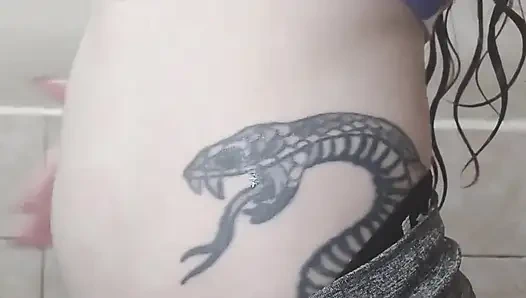 Kıllı göbeğimi okşuyor, sıkıyor ve şişiriyorum