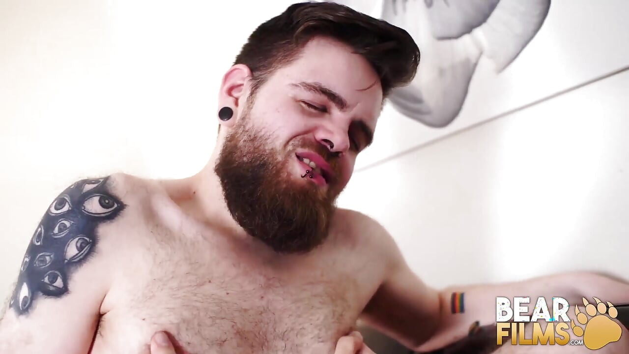BEARFILMS - קלאודיו ווייט המקועקע נדפק על ידי דוב גדול אחרי BJ