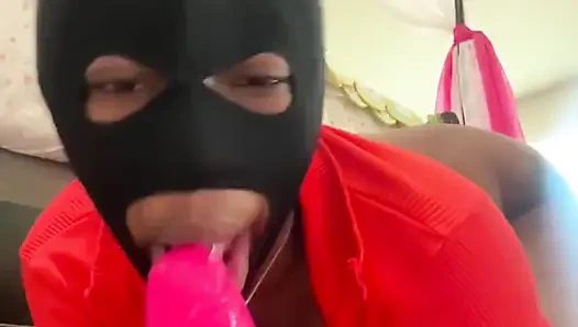 Cewek semok kulit hitam dengan masker lagi asik masturbasi pakai dildo ukuran raksasa