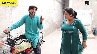 インド人自転車に乗る、非常に熱いお尻の女性