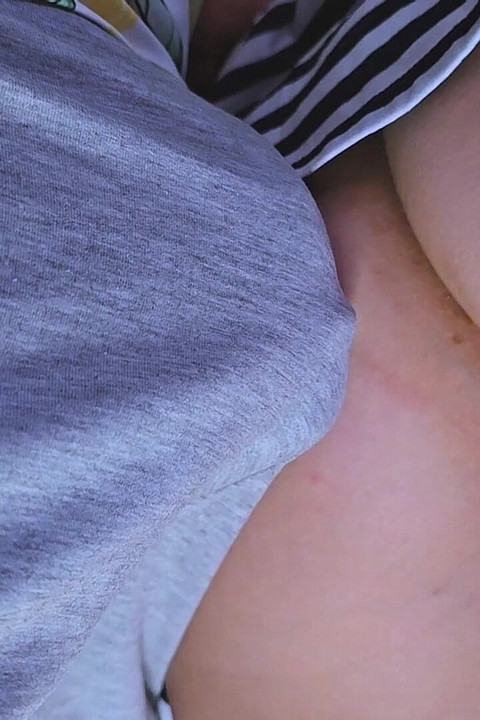 Stranac joj dira pičku u podzemnoj željeznici. U prijevozu ne nosi donje rublje