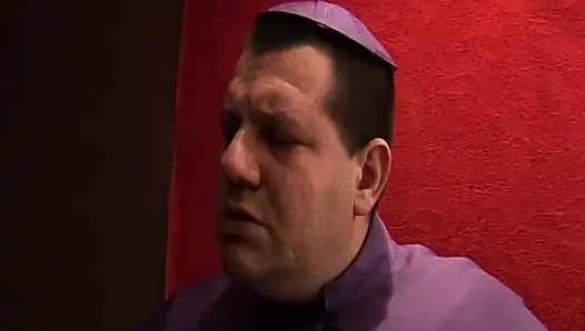 Sarışın orta yaşlı seksi kadın zonklayan yarağı gırtlağına kadar alıyor ve her yere fışkırtıyor