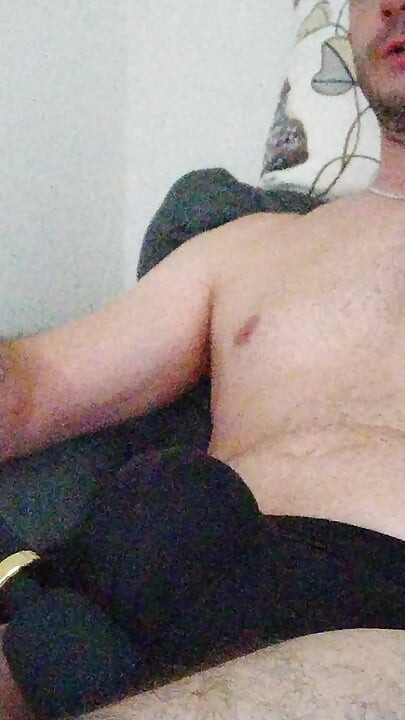 厚いパッドを振動させて、17日後に必要な硬くて長いオーガズムを迎えるまで。