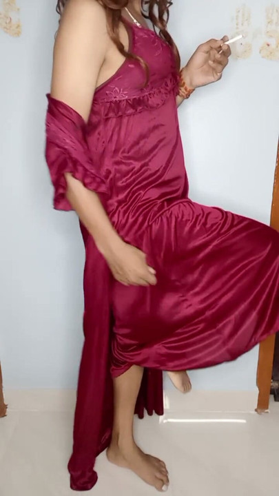 Meri mummy ne kal raat me isi satin nighty ko pahan ke apni chut ki ras chatai | Clip 2