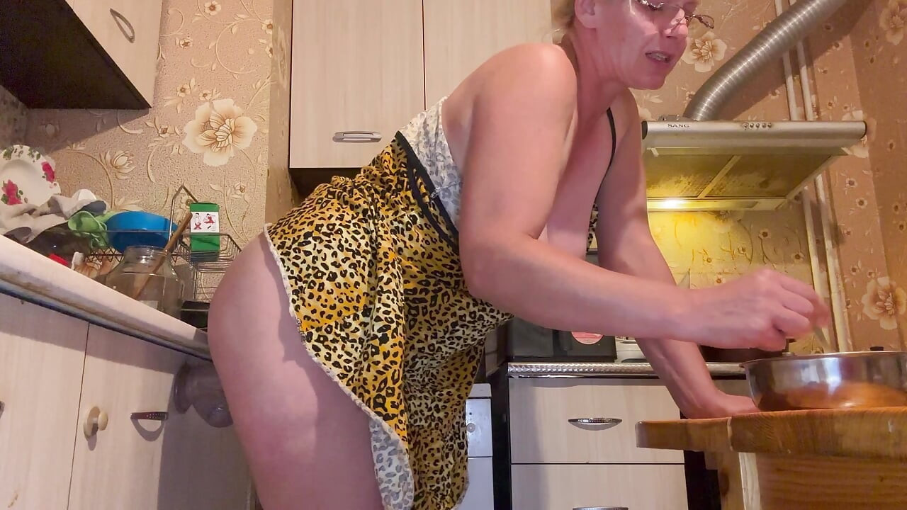 Tão tesão que se masturba cozinha inteira e foda de milho