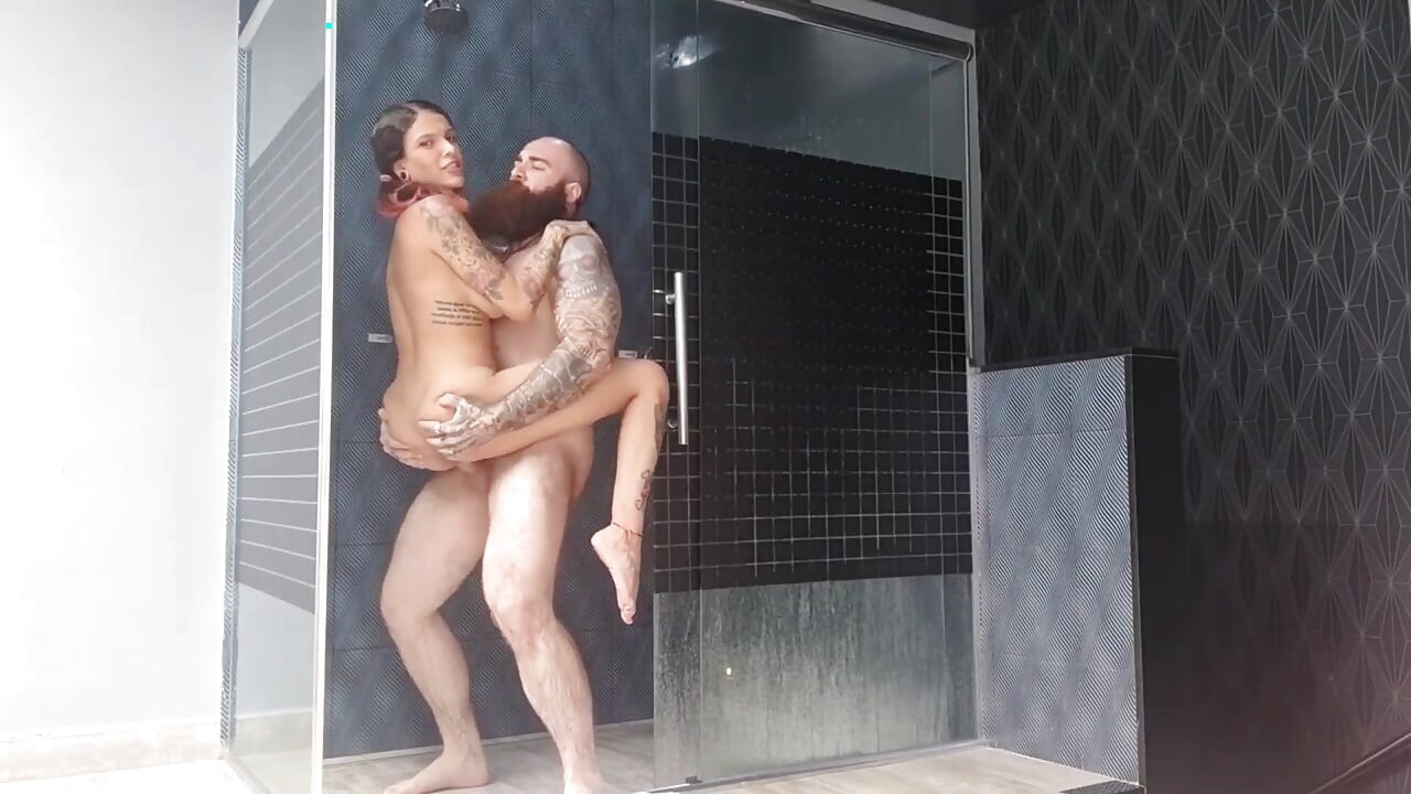 Esguichando na banheira e no chuveiro ...