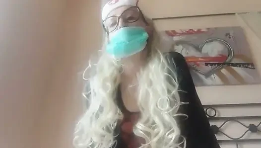 Ne iyi bir hemşire! Tüm fitilleri üstüne koyuyor ve sadece bu değil