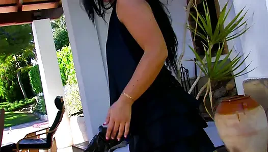 Güzel dövmeli esmer kız tutkuyla partnerinin yarağını emiyor