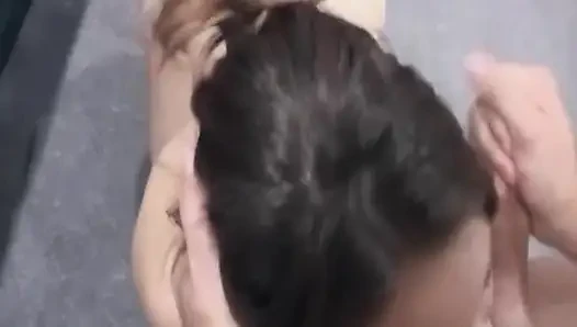 Reife brünette MILf gibt schlampigen blowjob auf der couch