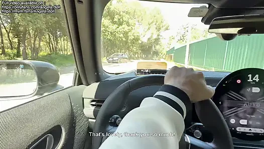 Açık havada bir yabancı tarafından götten sikildikten sonra döllü çikolata yiyor