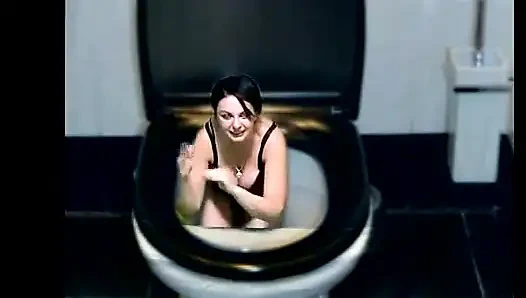 Kate смывает себя в туалет, танцуя часть за частью ее тела
