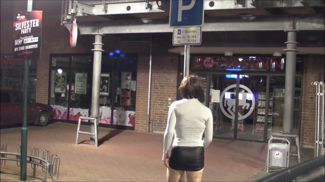 Crossdresser zeigt seinen langen Lolly