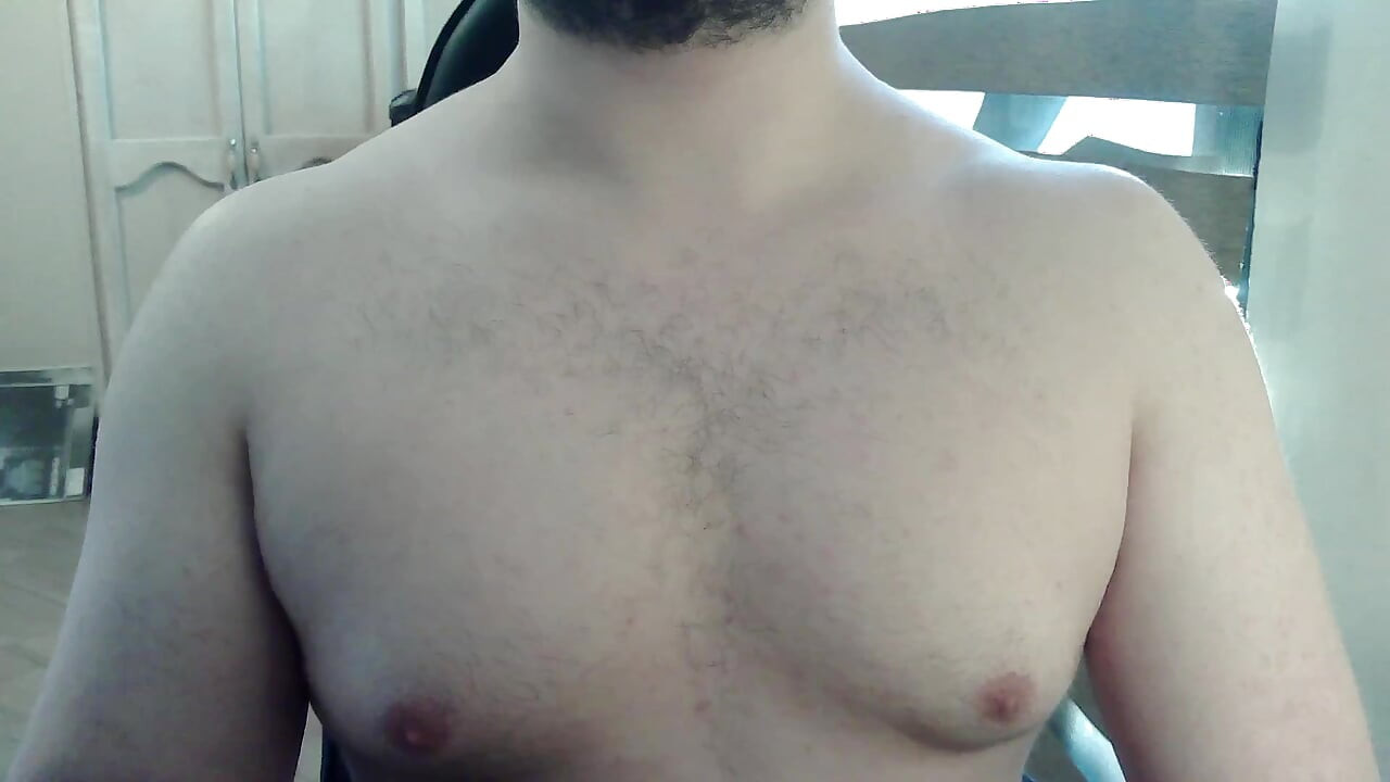 Muscular camboy works out his upper body