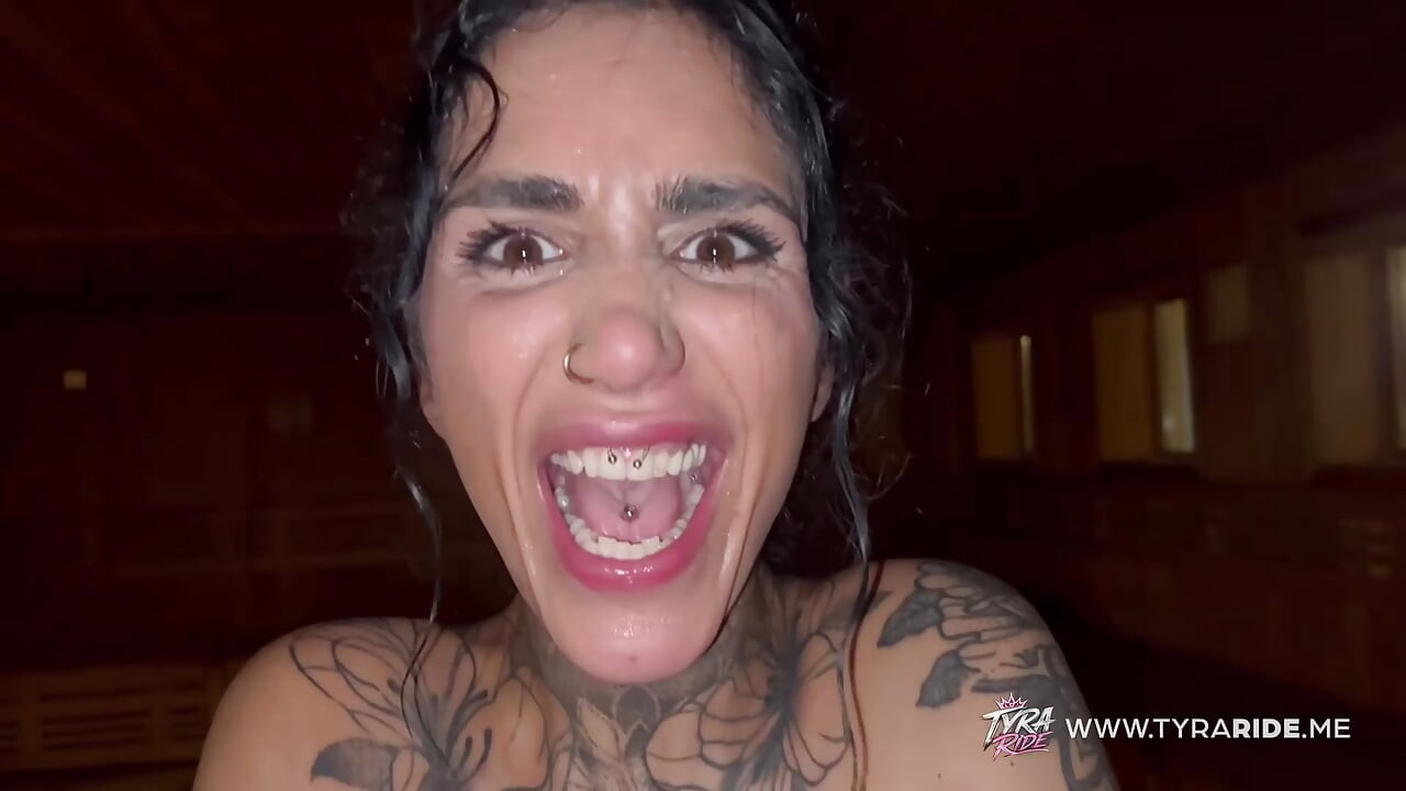 Tatoveret brunette leger med lyserød dildo i dampende sauna POV