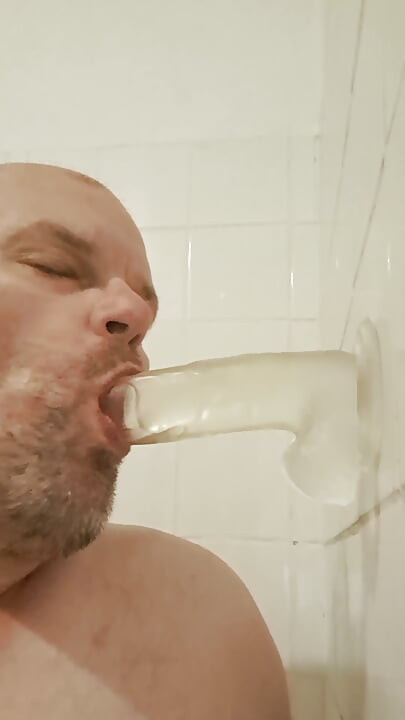 Dildo sucking in the bathtub