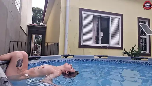 Sürtük Komşun Havuzda Kendini Gösteriyor