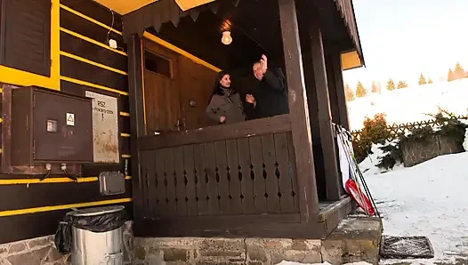 Güzel ajan iyi sikişmek için fazladan yarak aldı