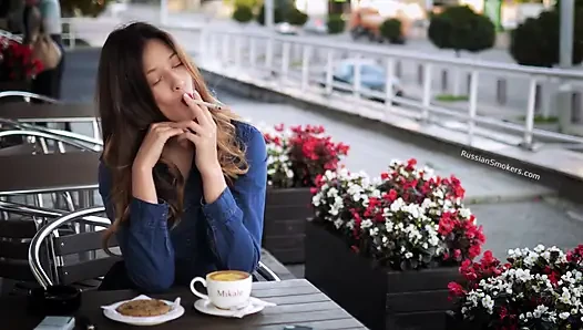 Manyetik Rus güzel sigara dumanı ile oynuyor