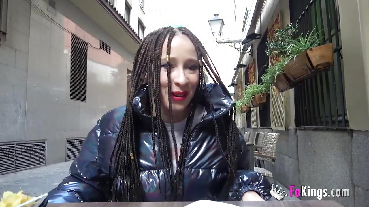 Raspoložena je za veliki kurac i neće se zaustaviti ni na čemu da to učini, čak i ako je nasred ulice