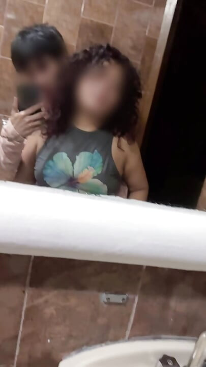Varala sam muža sa njegovim najboljim prijateljem u hotelu
