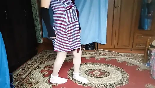 Yumuşak gözlü güzel transeksüel kapı önünde duruyor