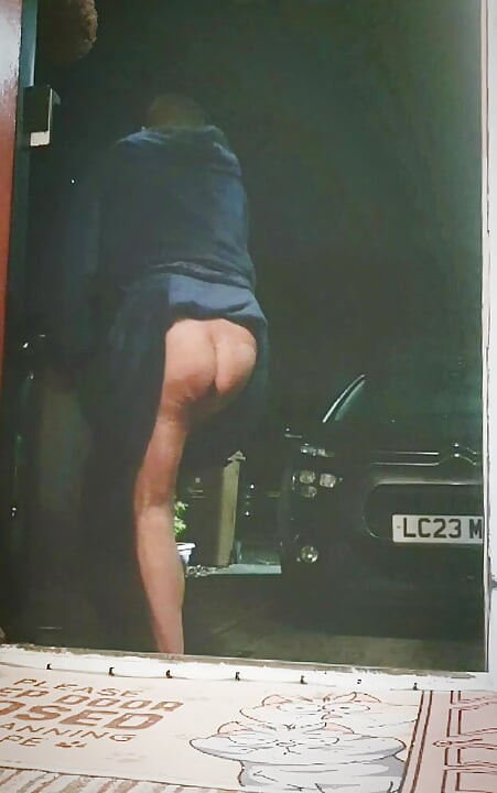 Stražnjica koja pokazuje stražnjicu vani (prednji vrt)