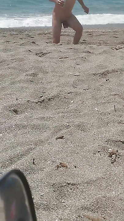 Trên bãi biển khỏa thân tận hưởng