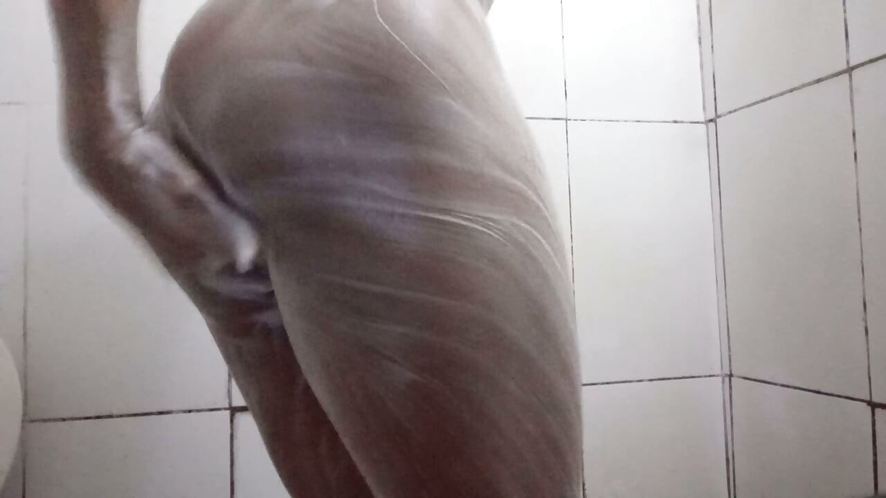 Aku melatih gluteusku di gym hari ini, Sabtu.