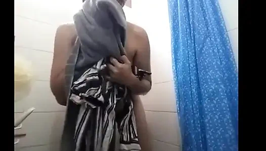 Brittany menggunakan kamar mandi untuk mandi di depan orang lain