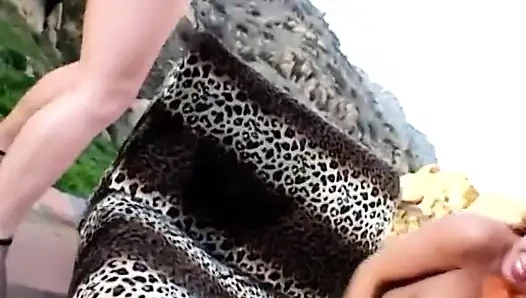 Dua cewek super hot lagi asik muasin memek mereka pakai dildo di luar ruangan