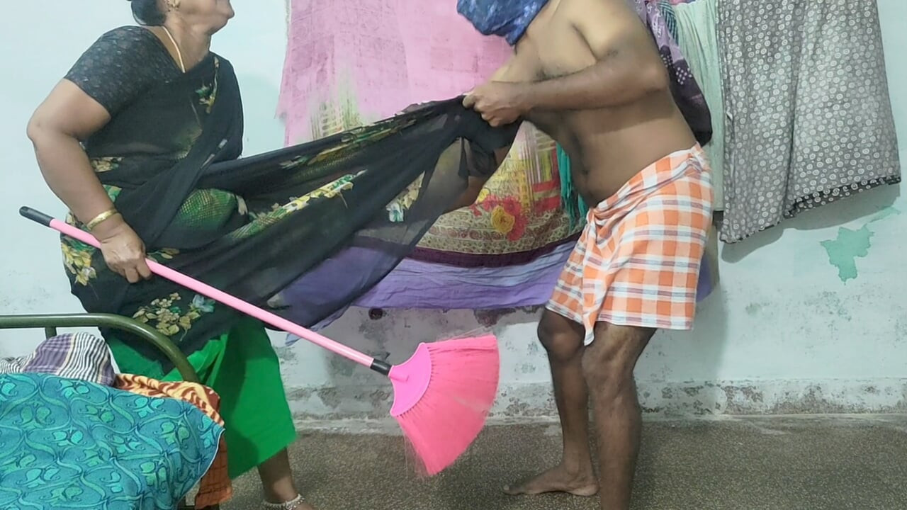 Moja maćeha je čistila kuću metlom. Podigao sam joj suknju gore-dolje.