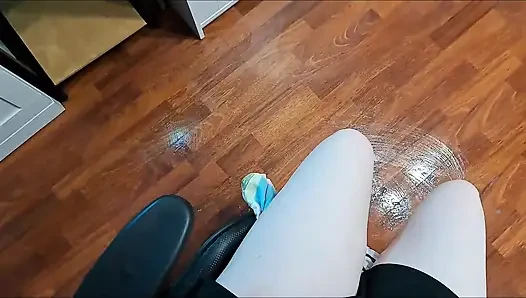 Скачу на стуле на пропитанном мылом полу