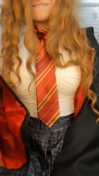 Zapanjujući trenutak iz "Hermione Granger, cosplay iz Harryja Pottera, crveno svjetlo, zeleno svjetlo, drkaj iz igre, VELIKA GUZA POKUŠAJ NE SVRŠITI"