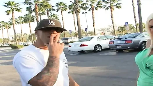 Cewek jalang ini ngidam dientot sama kontol besar sampai lubangnya menganga lebar