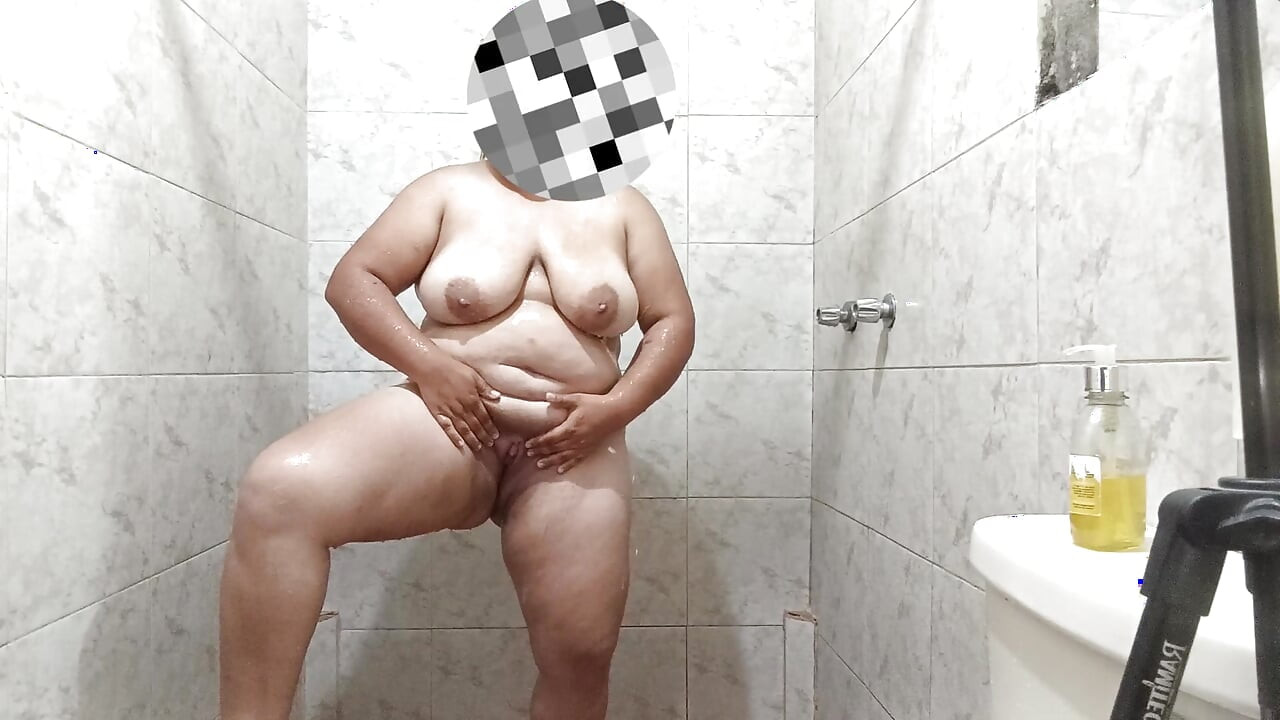 Seksi latin kız duş alırken çok zengin ve dev göğüslere sahipken kendine dokunuyor.