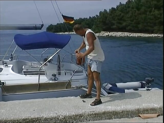 Vollbusige blondine wird gefickt und auf dem boot in den mund gespritzt