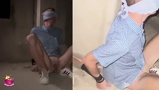Yalnız başına bağlı gözleri bağlı çıplak ve teşhir ediliyor