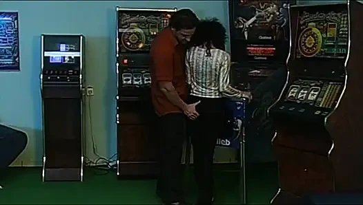 Pertama dia membantingnya di mesin pinball lalu menidurinya di pantat di sofa