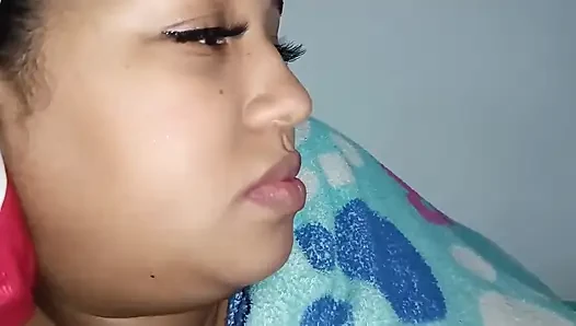 Gara-gara lelah dia pulang kerja aku mulai menonton film porno dan membiarkan istriku masturbasi aku!!
