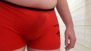 Garoto gordinho faz xixi em boxers vermelhos apertados